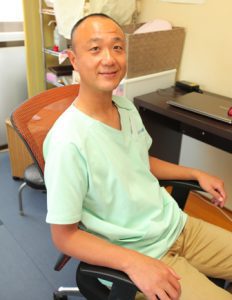 椅子に座ったオレ