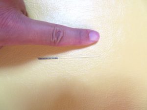 針と人差し指