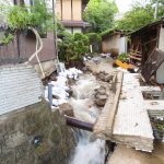 大雨の土砂災害により実家の庭は半壊したけど、全員無事です