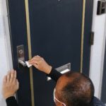 コロナ対策に新たな試み、ベッドも入口の取っ手も消毒してます