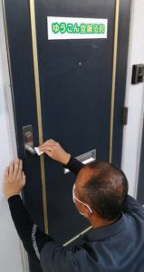 コロナ対策に新たな試み、ベッドも入口の取っ手も消毒してます